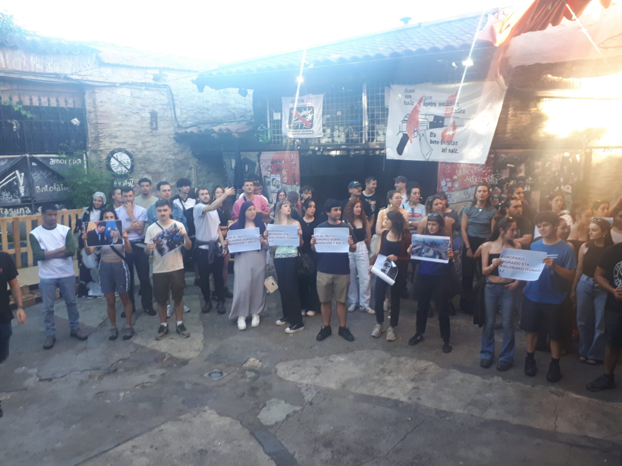 Arrazakeriaren aurkako jardunaldia ospatu du Gasteizko Arrazakeriaren Aurkako Asanbladak Gaztetxean