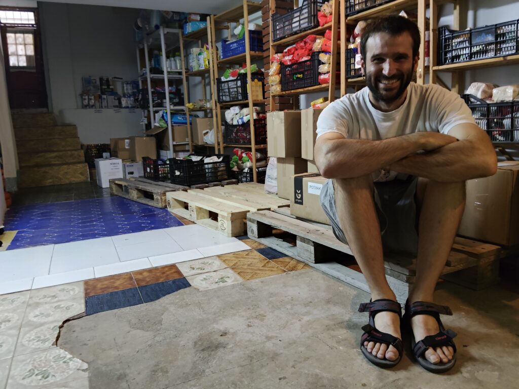 Jon Hidalgo elikagai artean Herrizoma Elikadura Sarearen egoitzan / Ekaitz Samaniego